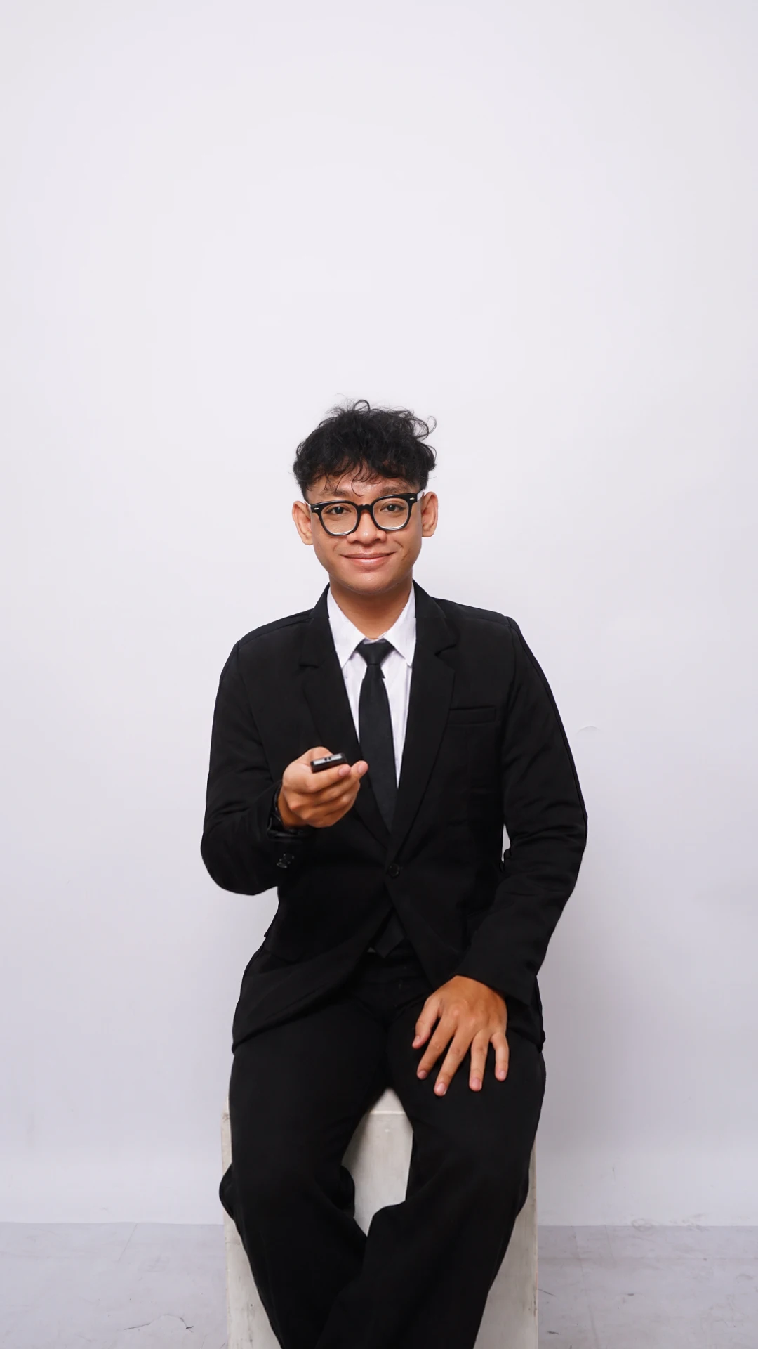 Reza Nafi Rizqi Musyaffa wearing a suit